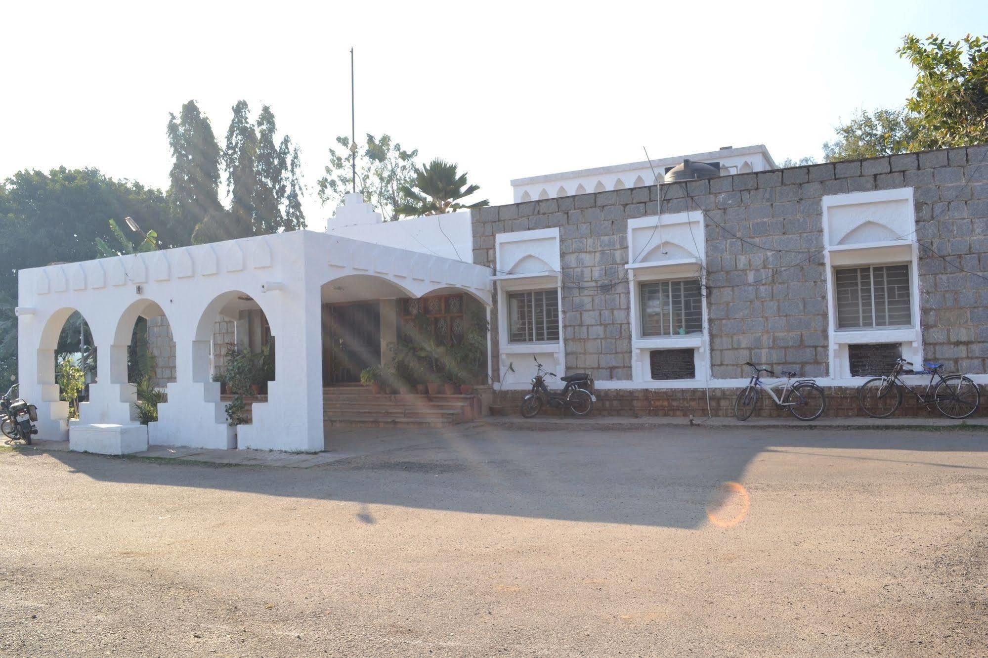 Kstdc Hotel Mayura Bhuvaneshwari Kamalapur Hampi Exteriér fotografie